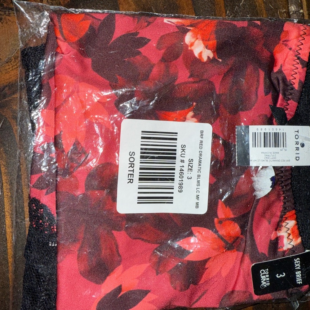 Torrid Sexy dramatic bloom size 3 Lace Panties NWT
